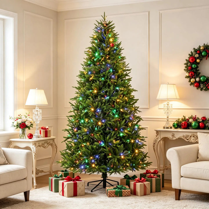 Groene kerstboom met tweekleurige verlichting