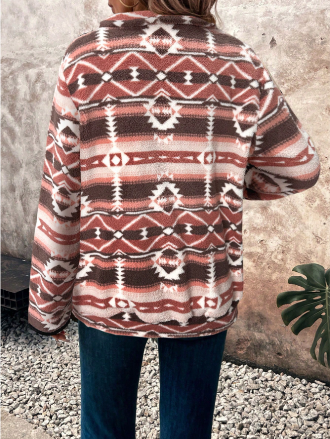 Vrouw in fleece trui met halve rits