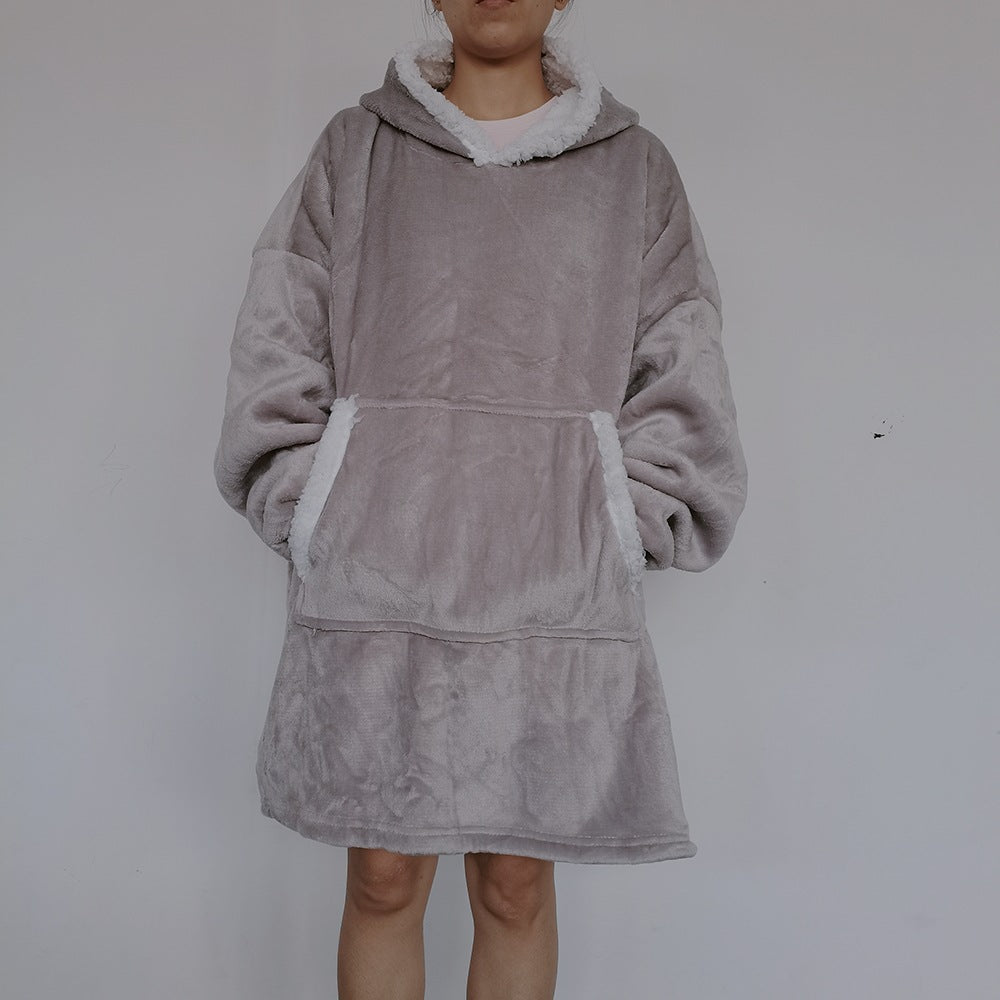 Persoon in oversized deken-hoodie met capuchon