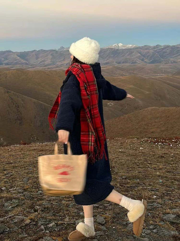 Vrouw met rode geruite tartan sjaal