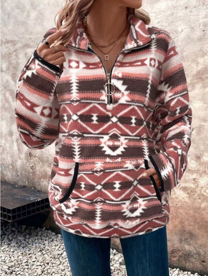 Vrouw in fleece trui met halve rits