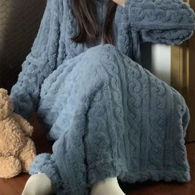 Vrouw in lange fleece nachtjapon