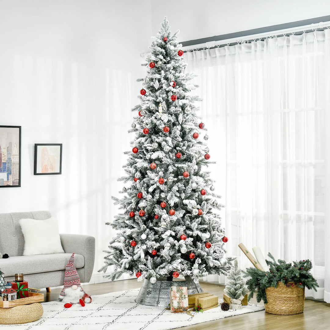 Grote besneeuwde ceder-kerstboom