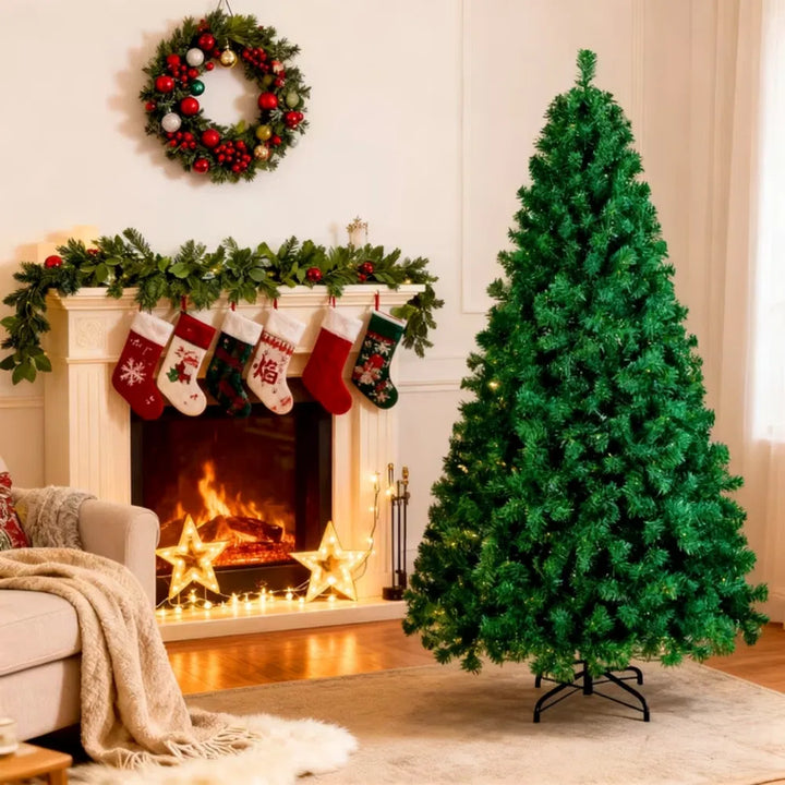 Volle groene kerstboom zonder versiering