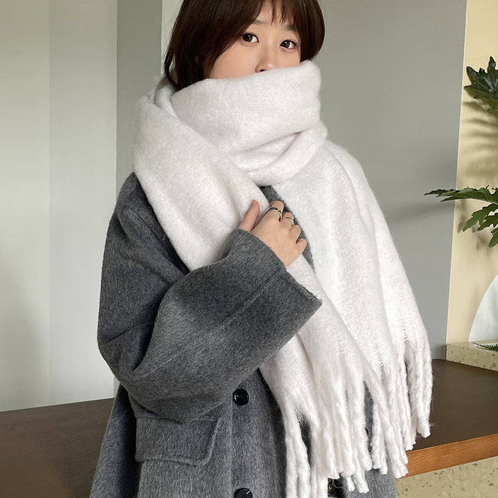 Vrouw met dikke oversized sjaal
