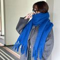 Vrouw met dikke oversized sjaal