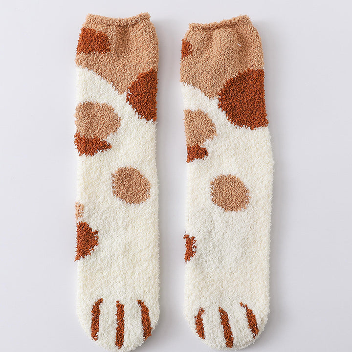 Pluizige sokken met kattenpootjes op de tenen