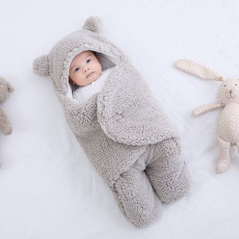 Baby in teddy slaapzak met berenoortjes