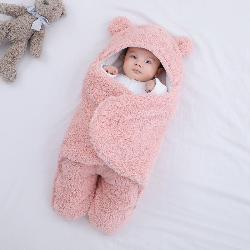 Baby in teddy slaapzak met berenoortjes