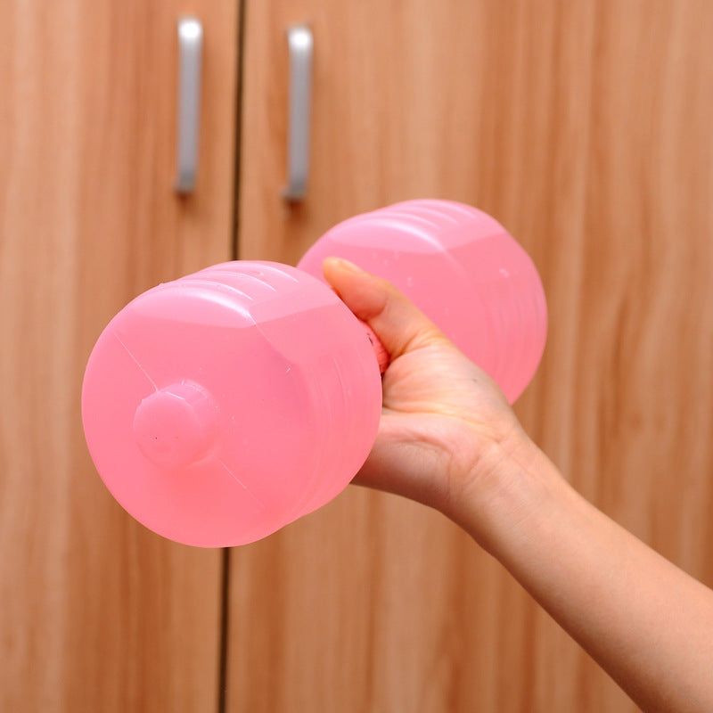 Roze vulbare waterhalter op een yogamat