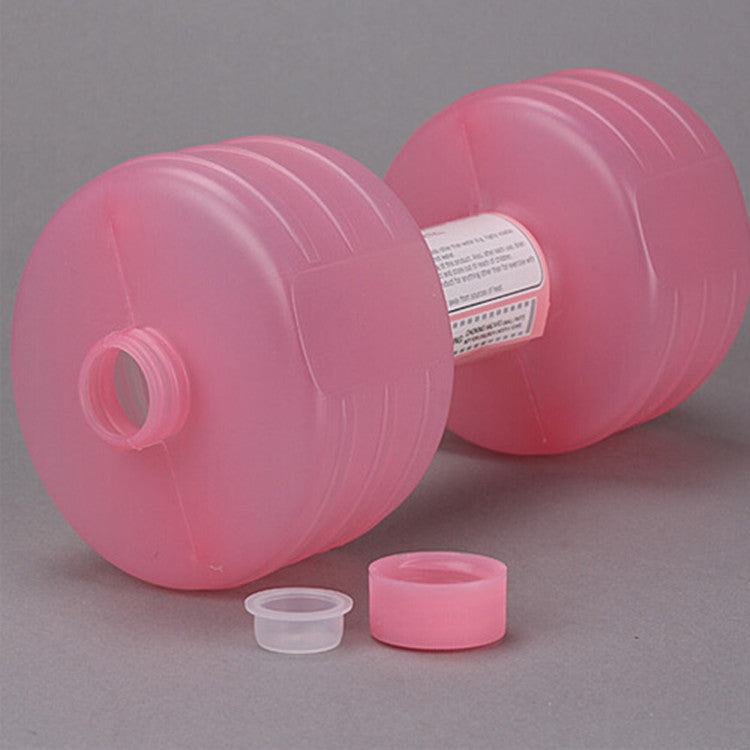 Roze vulbare waterhalter op een yogamat