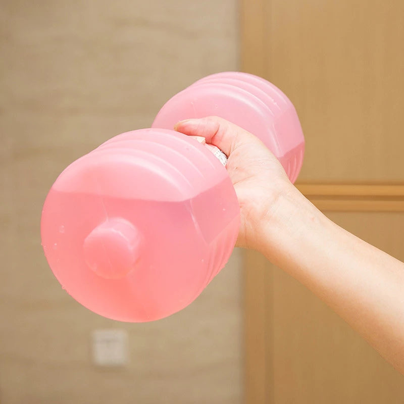 Roze vulbare waterhalter op een yogamat