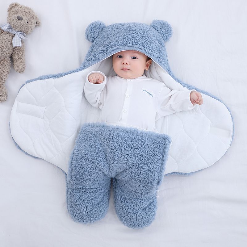 Baby in teddy slaapzak met berenoortjes