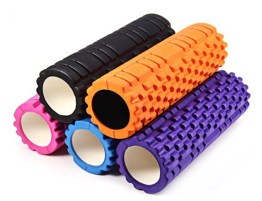 Paarse foam roller met noppenstructuur