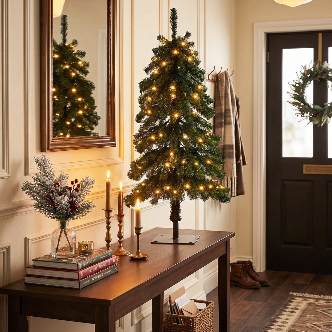 Kleine kunstkerstboom met warmwitte lampjes