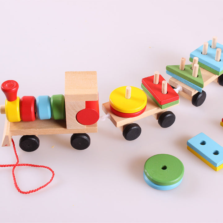 Houten trein met wagons en gekleurde blokjes