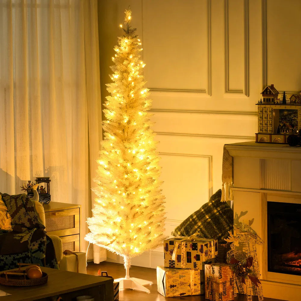 Witte slanke kerstboom met warme verlichting