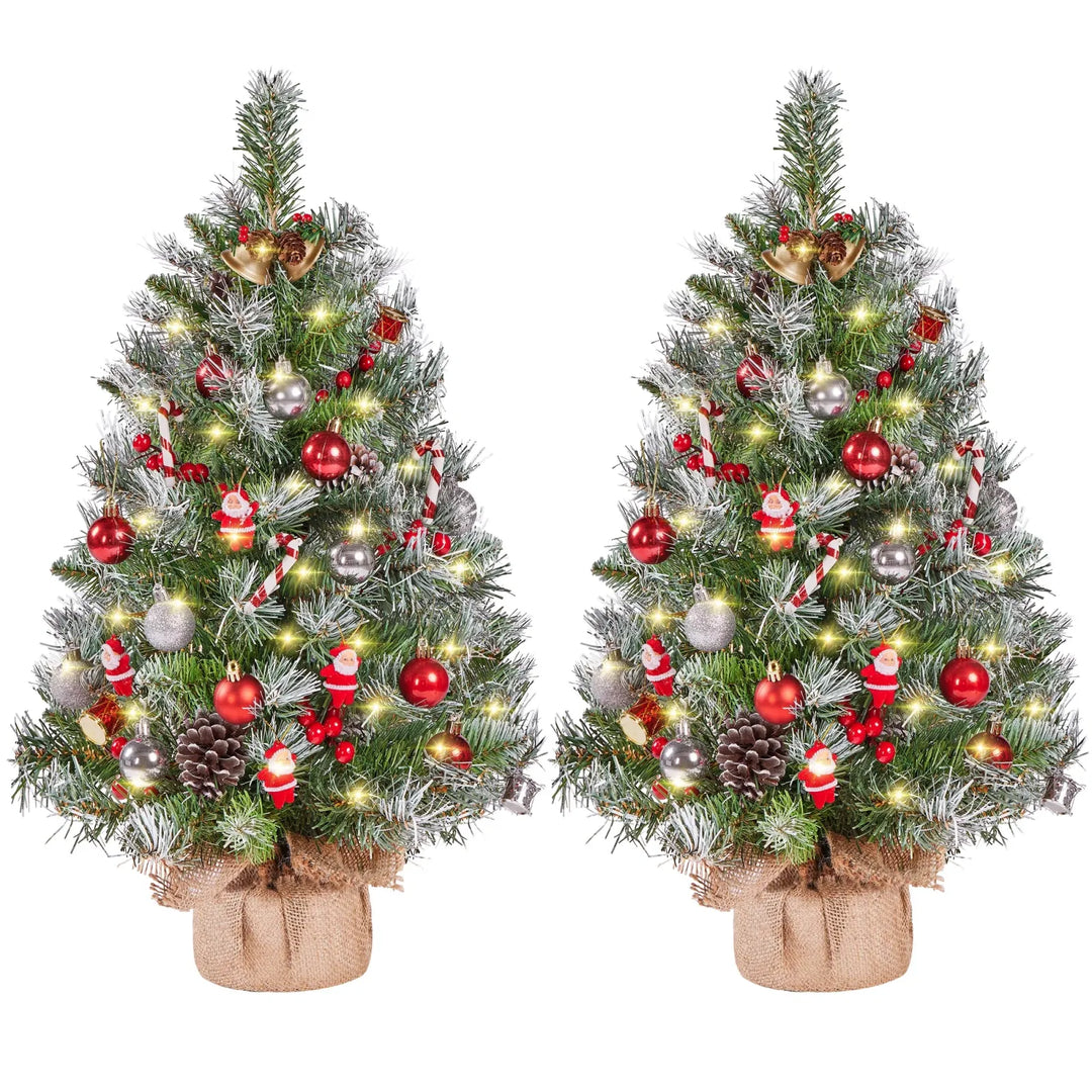 Twee berijpte tafelkerstbomen met lichtjes