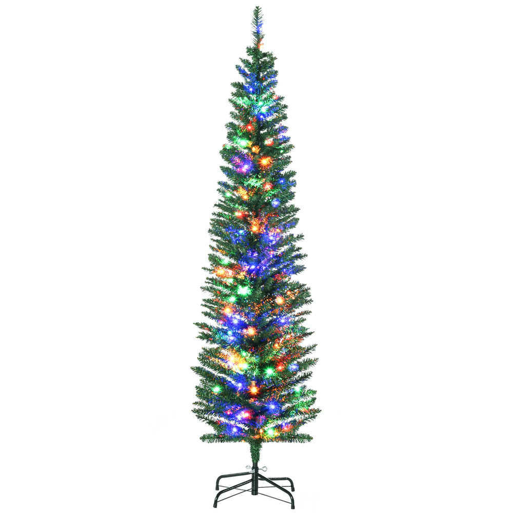 Groene smalle kerstboom met gekleurde lampjes