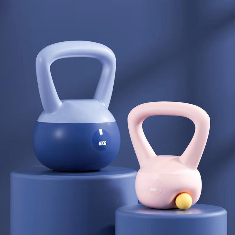 Lichtroze zachte kettlebell op de vloer