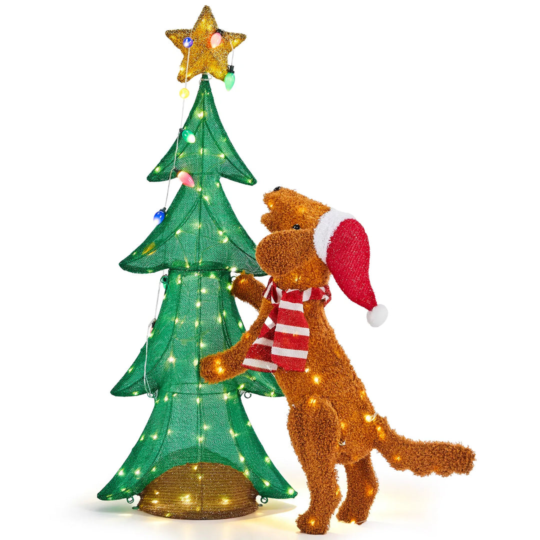 Verlichte kerstboom met klimmende pluchen hond