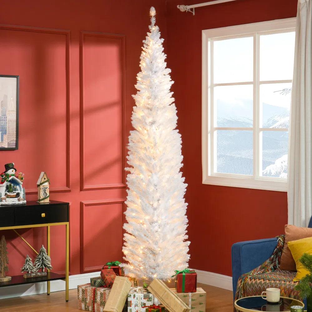 Witte smalle kerstboom met warmwitte lichtjes