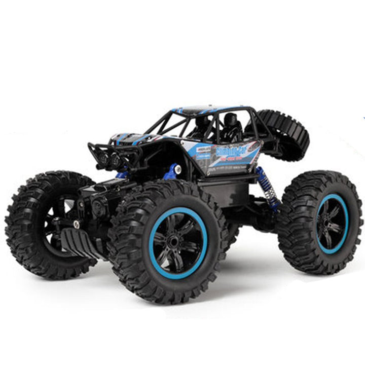 Blauwe RC rock crawler op rotsachtige ondergrond