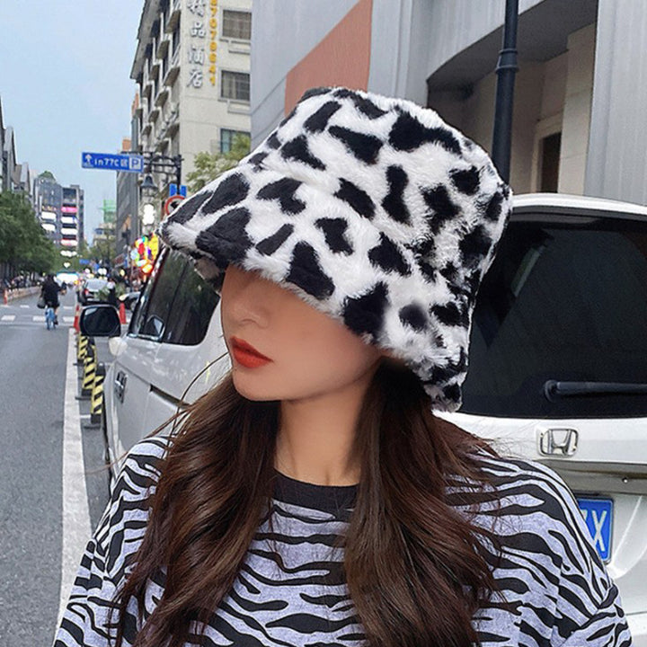 Pluizige bucket hat met koeienprint