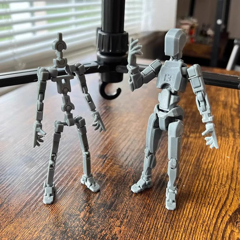 Oranje 3D-geprinte robotfiguur in actiehouding