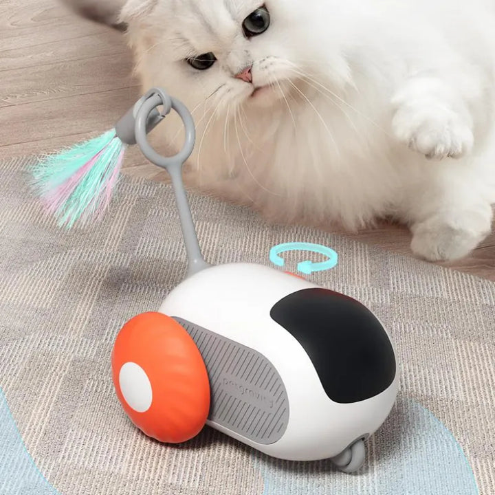Oranje speelgoedauto met veer en een kat