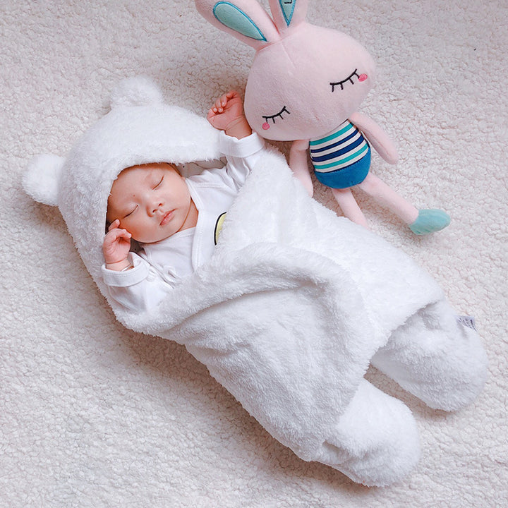 Baby in teddy slaapzak met berenoortjes