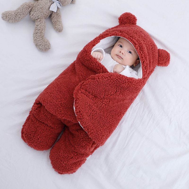 Baby in teddy slaapzak met berenoortjes
