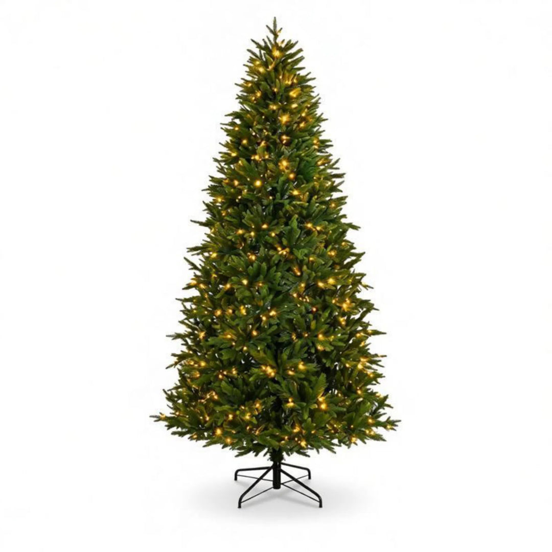 Groene kerstboom met tweekleurige verlichting