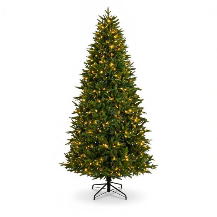 Groene kerstboom met tweekleurige verlichting