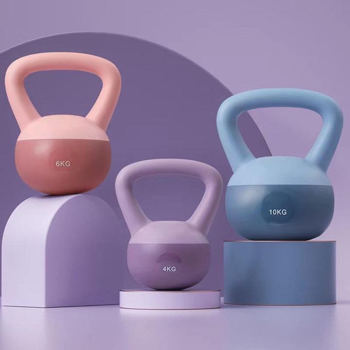 Lichtroze zachte kettlebell op de vloer
