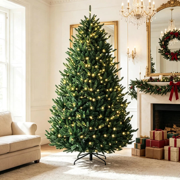 Volle kerstboom met gekleurde en warme lampjes