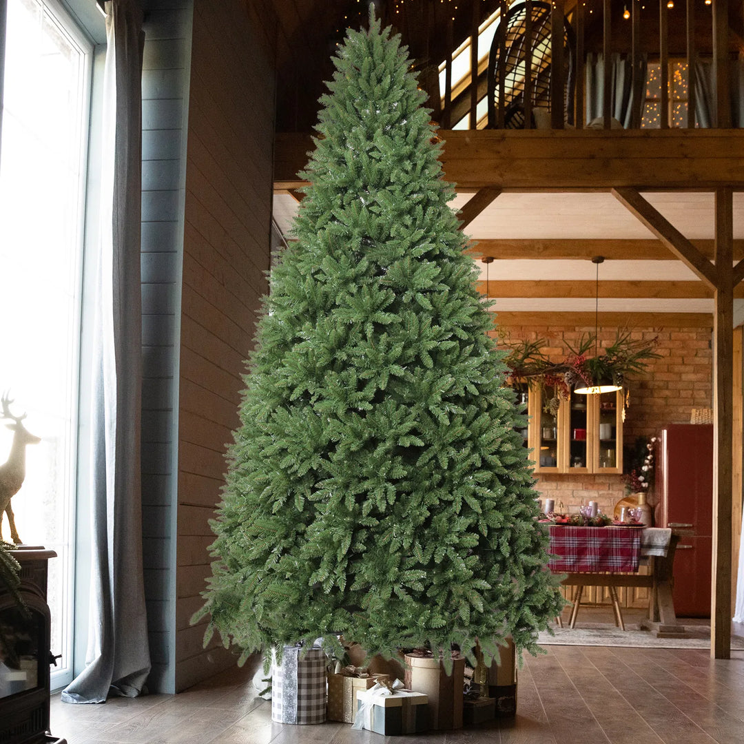 Grote voorverlichte kunstkerstboom met gekleurde leds