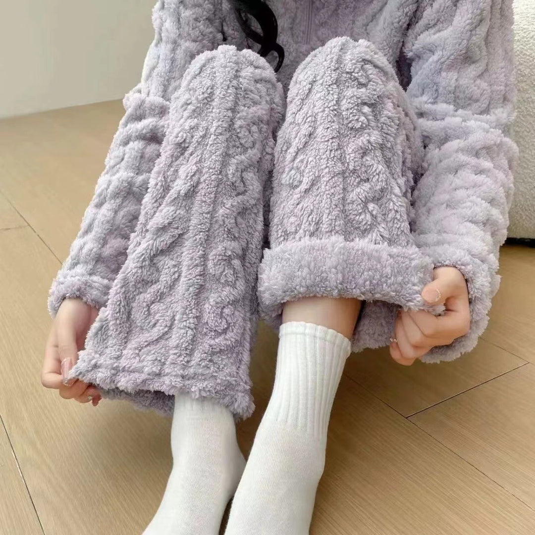 Vrouw in fleece pyjama met halve rits