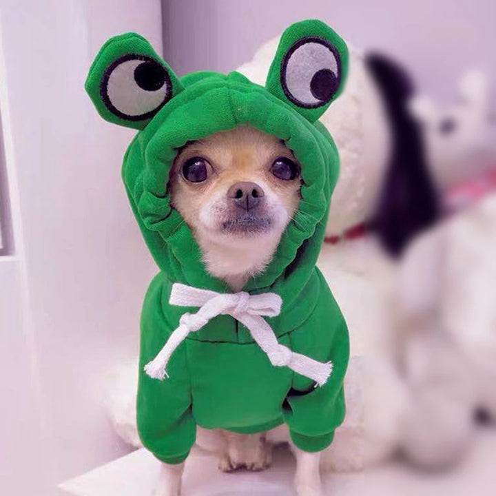 Kleine hond in fleece hoodie met appelprint