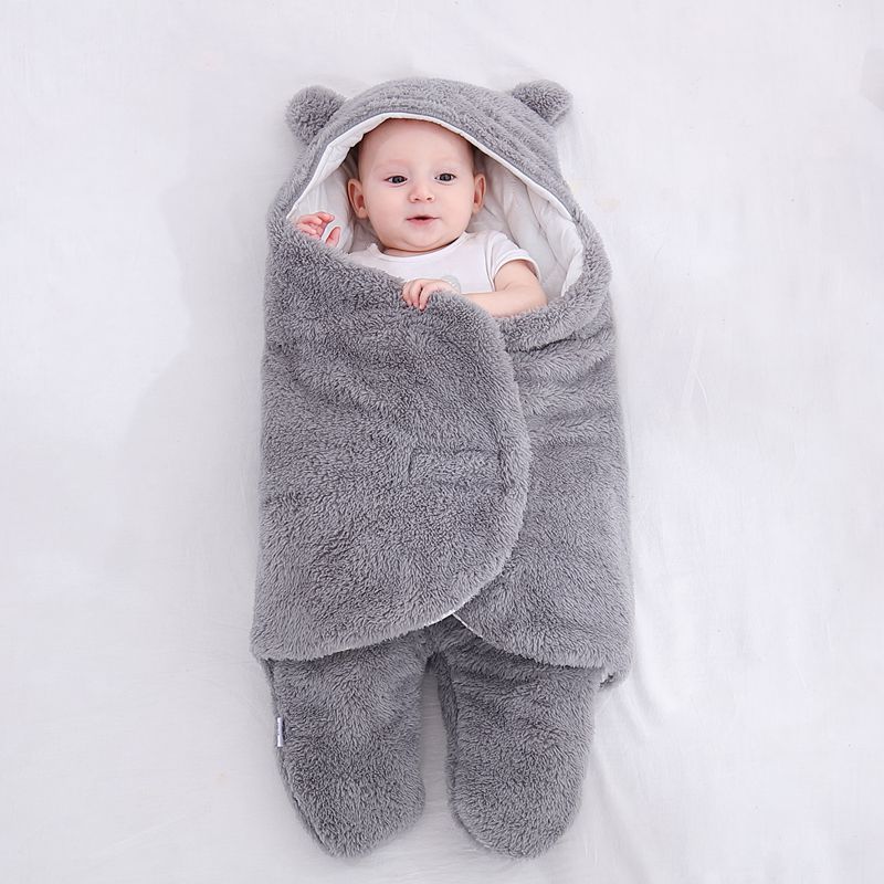 Baby in teddy slaapzak met berenoortjes
