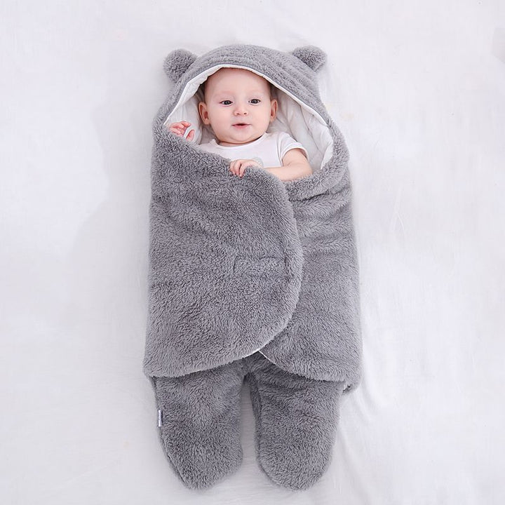 Baby in teddy slaapzak met berenoortjes