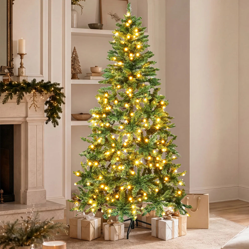 Halve kerstboom tegen de muur met lichtjes
