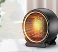 Compacte ronde ventilatorkachel op een bureau
