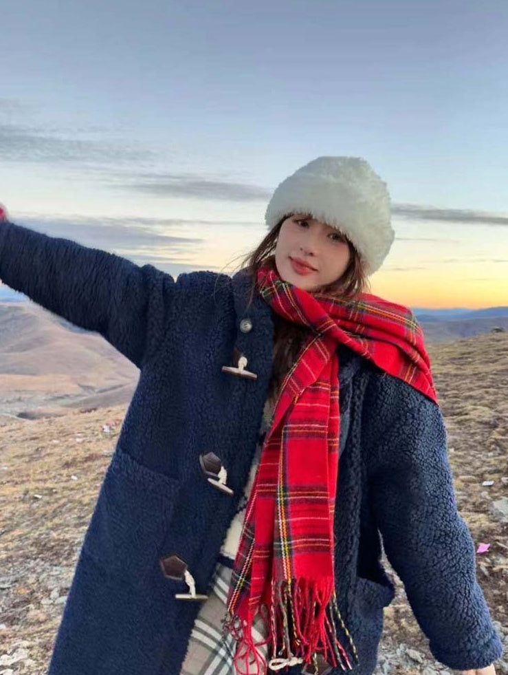 Vrouw met rode geruite tartan sjaal