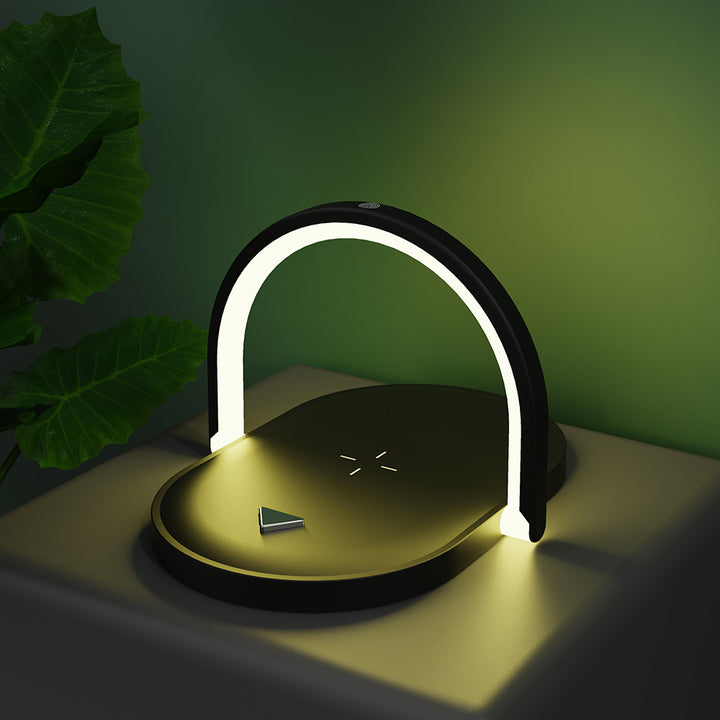 Witte bedlamp met telefoon op draadloze oplader