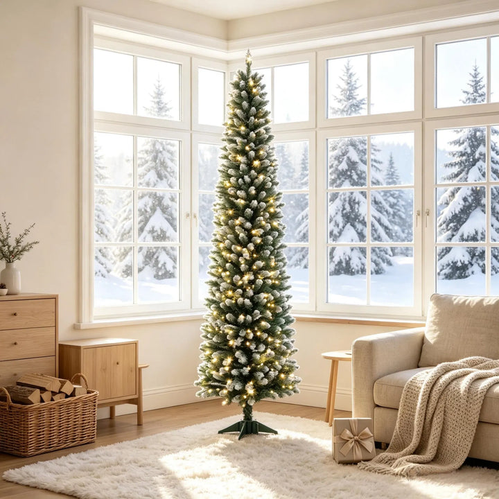 Smalle kerstboom met witte puntjes en lichtjes