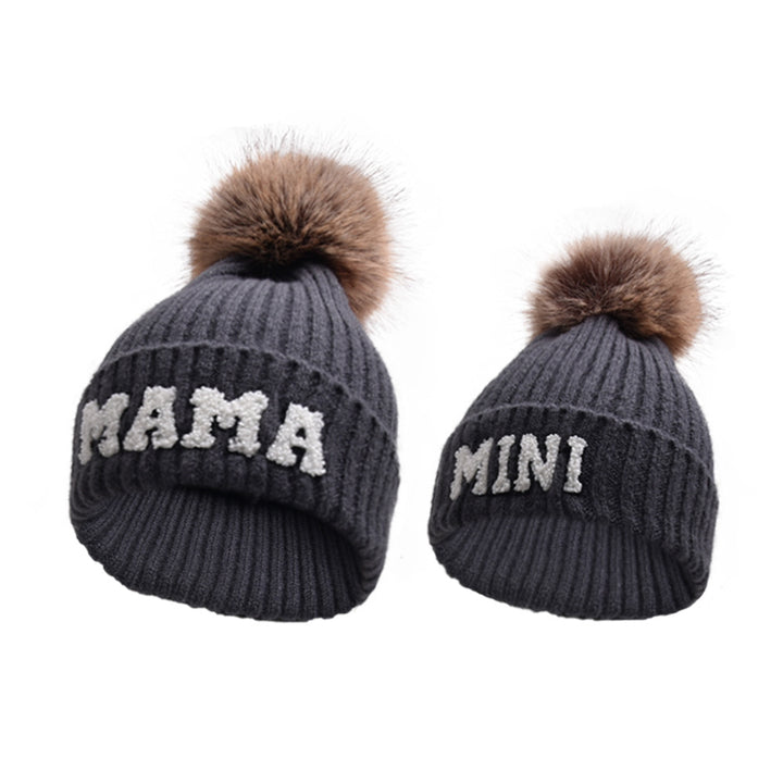 Geribde muts met MAMA-letters en pompon
