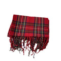 Vrouw met rode geruite tartan sjaal