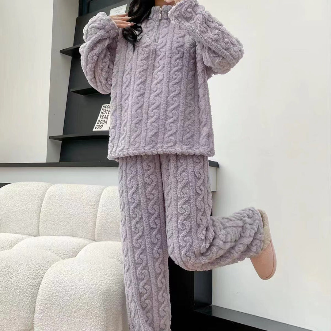 Vrouw in fleece pyjama met halve rits