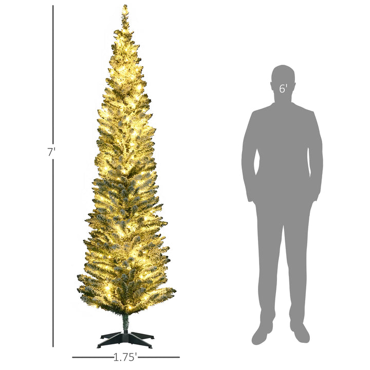 Slanke groene kerstboom met warme lichtjes